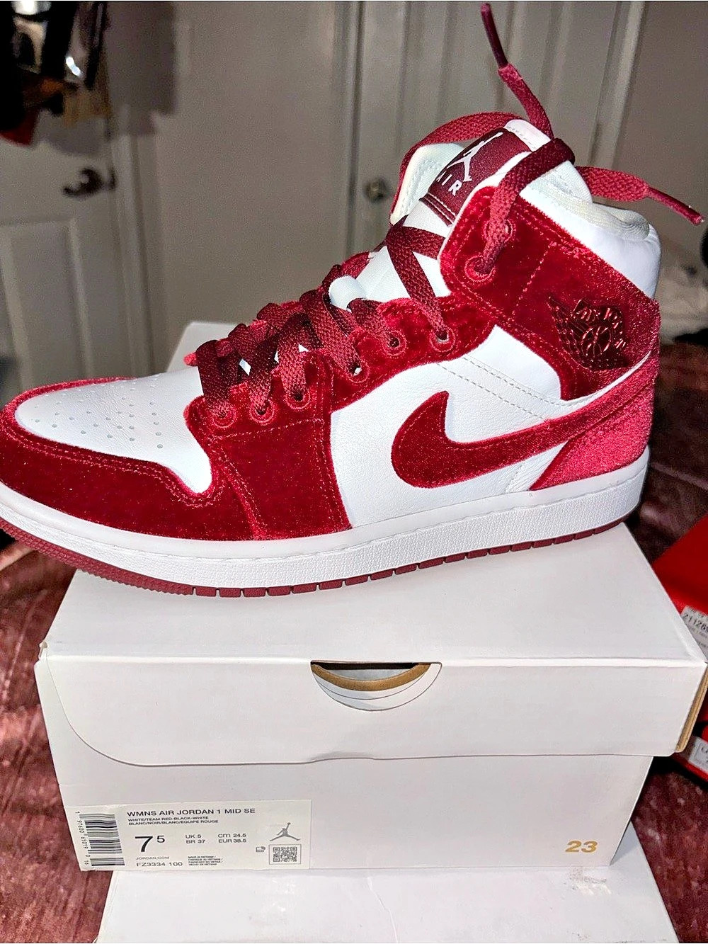 Nike Air Jordan 1 Retro High OG High-Top Sneakers in Red & White US 7.5 NWT
